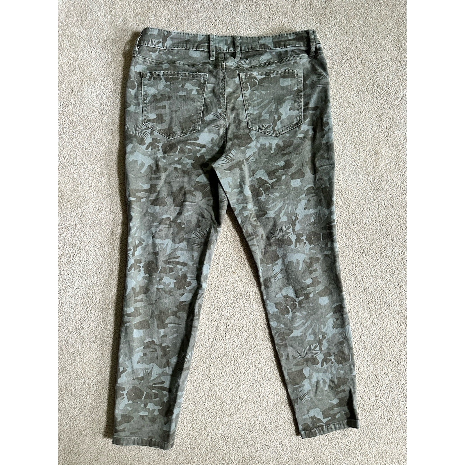 Tommy Bahama Skinny Ankle Jeans Women's 12 Olive Grn Tropical Camo Print Stretch — image 3 of 8